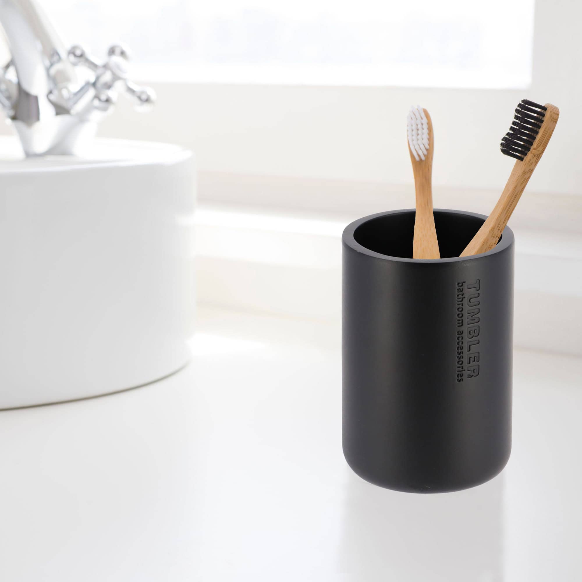 evideco-bathroom-accessories-gobelet-noir-mat-porte-brosse-dents-polyresine image 5