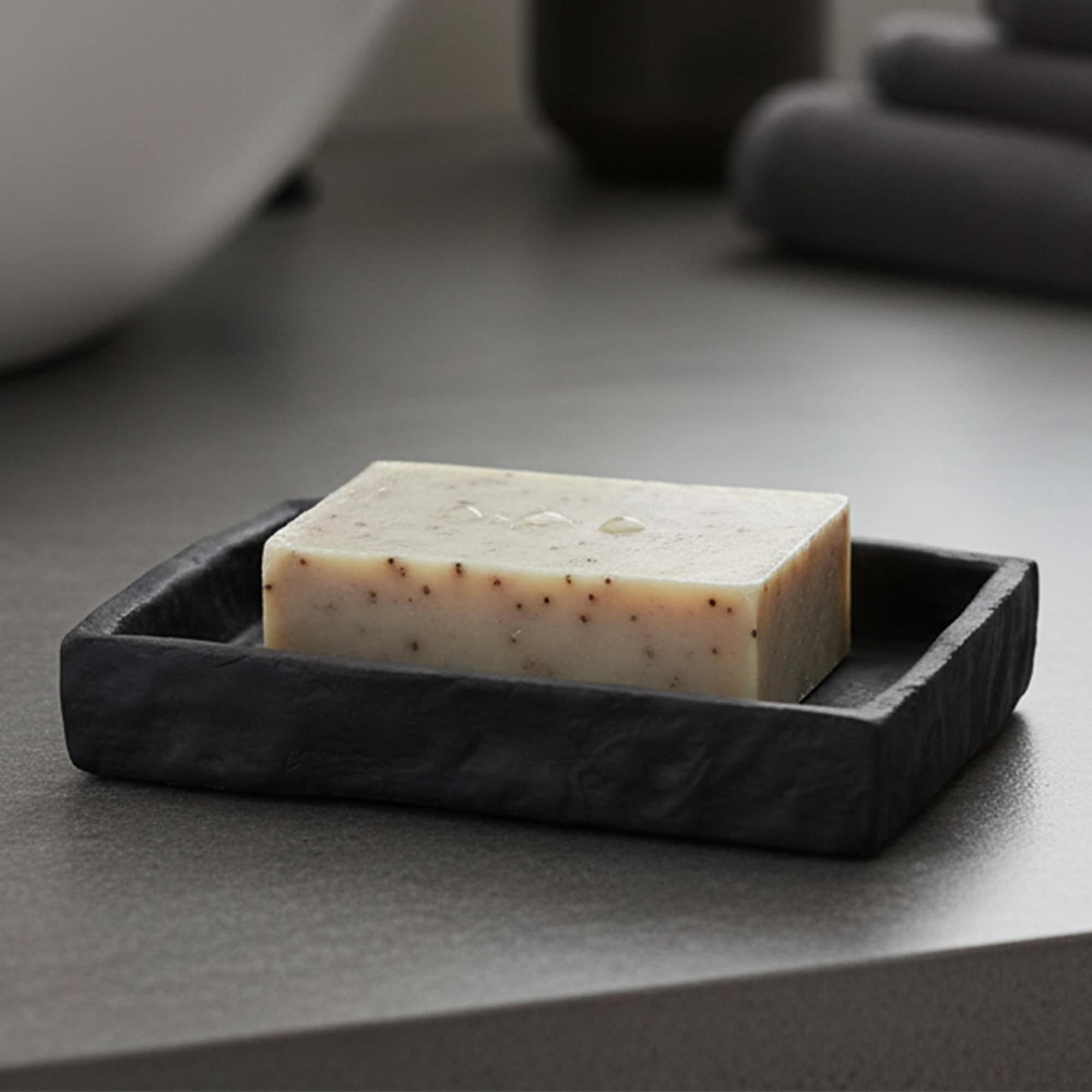 evideco-bathroom-accessories-porte-savon-noir-effet-pierre-r-sine-drainant image 1