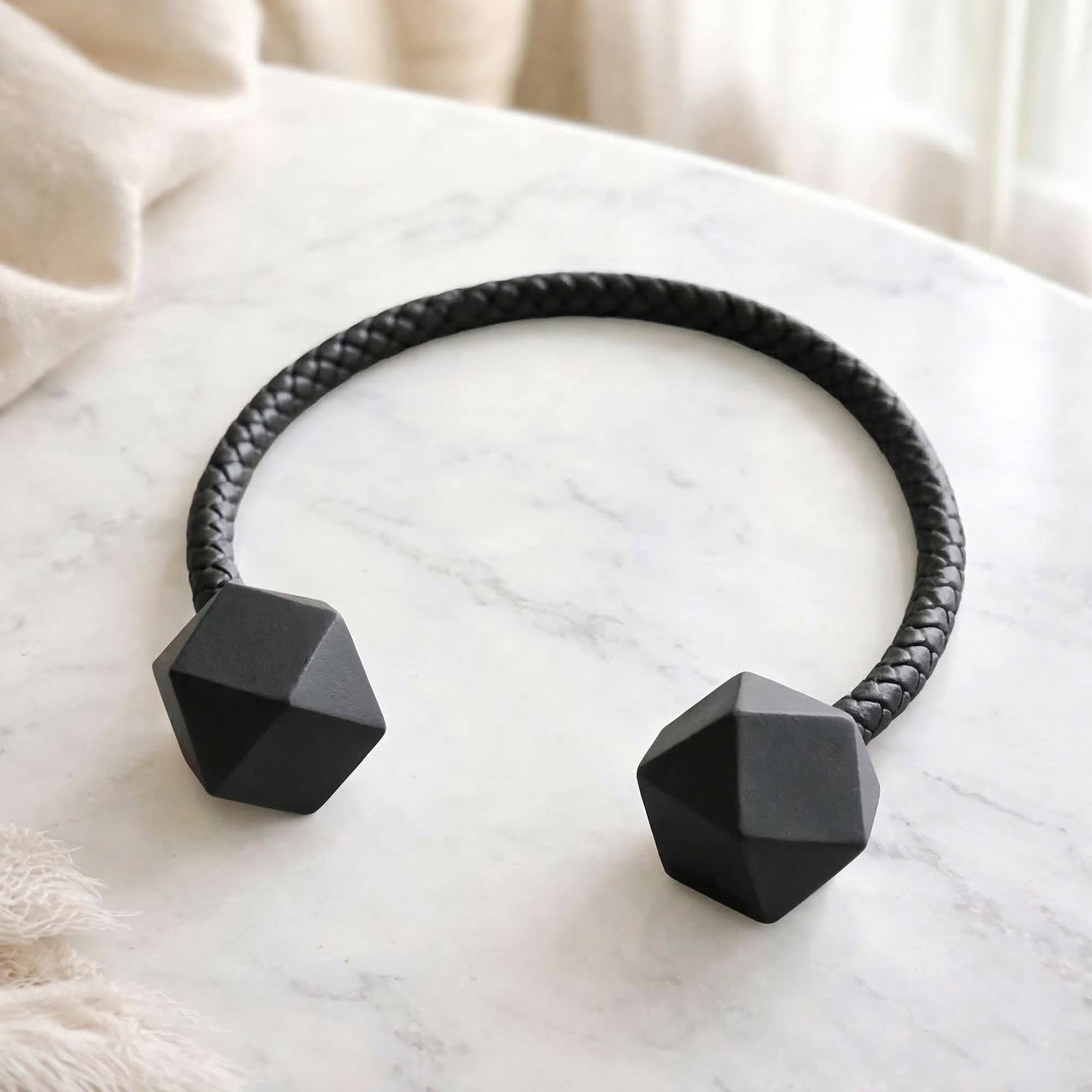 evideco-home-accessories-embrasse-rideau-noir-flexible-avec-embouts-bois image 3