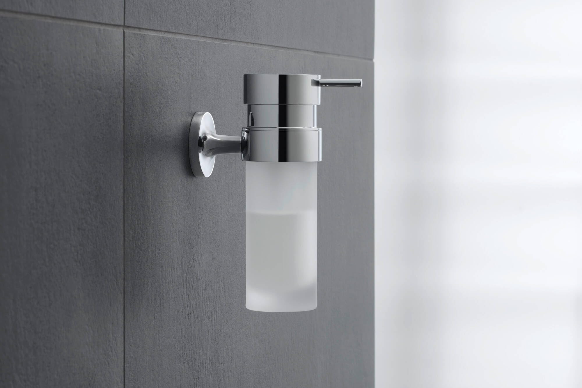 duravit-accessoires-distributeur-savon-mural-chrome-175-ml-verre image 4