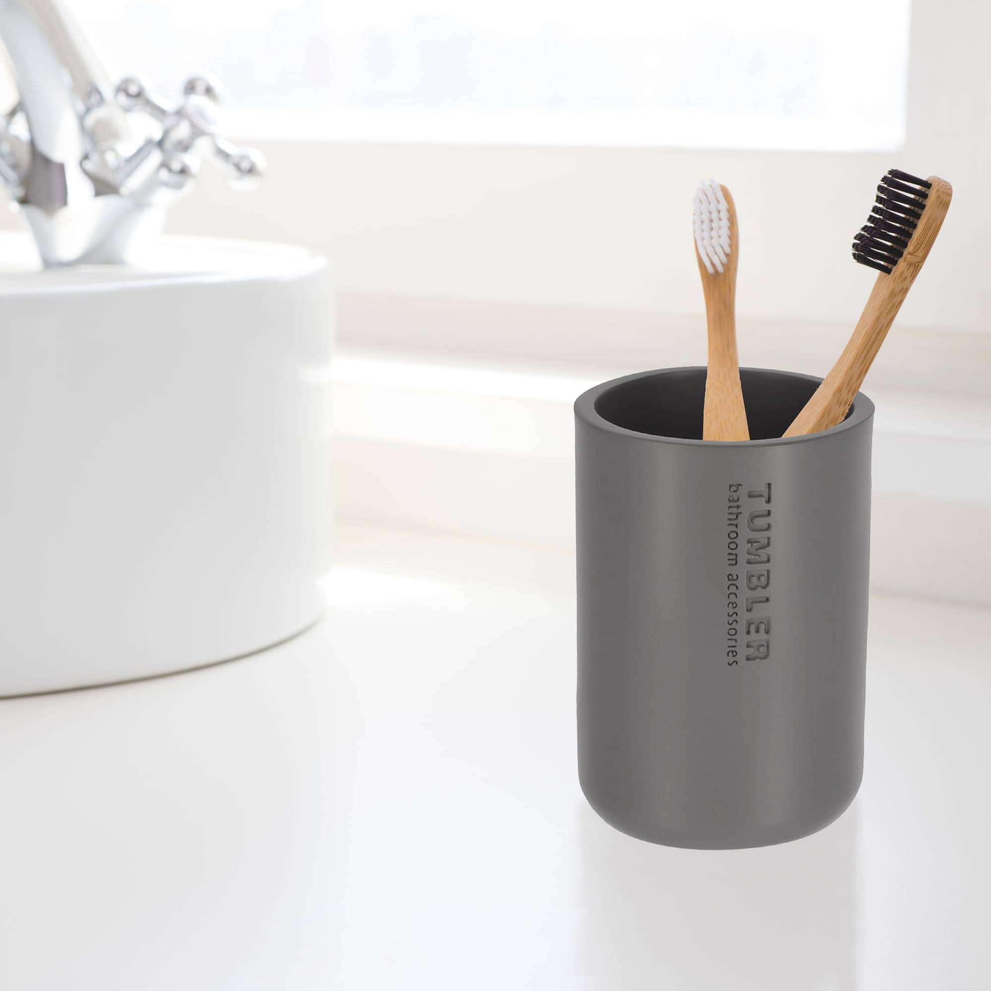 evideco-bathroom-accessories-gobelet-gris-mat-polyresine-porte-brosses image 5