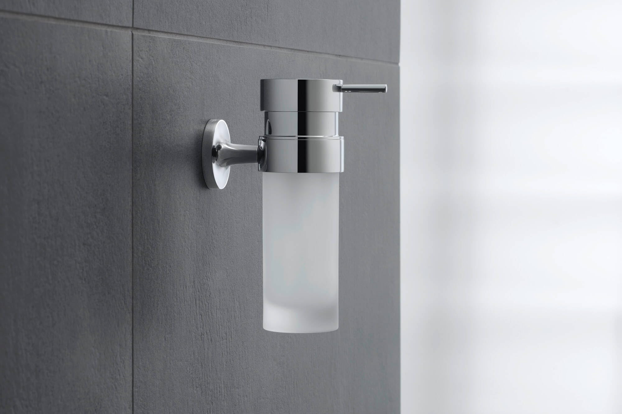 duravit-accessoires-distributeur-savon-mural-chrome-175-ml-verre image 3